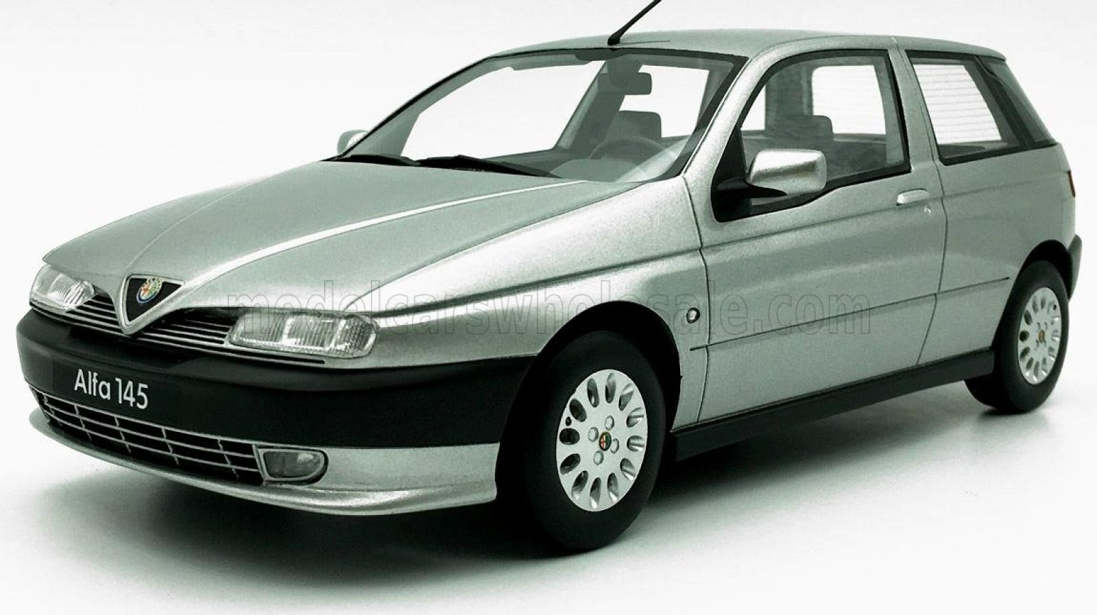 Schaalmodel Alfa Romeo 145 2.0 Td 1995 - Zilver 1/18 | Mitica
