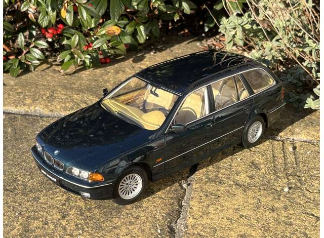 BMW 5-series Touring E39, oxford green metallic