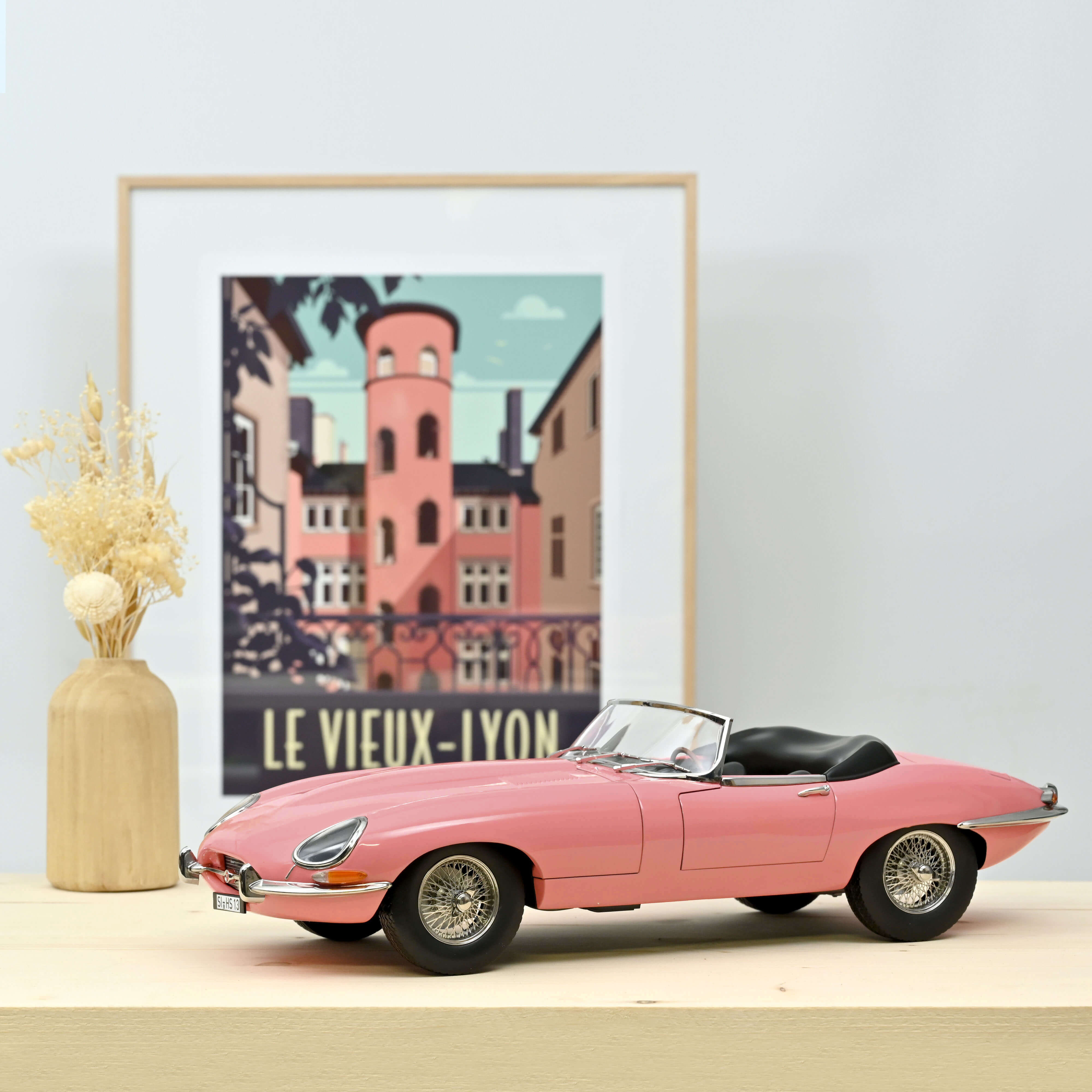 Jaguar E-Type Cabriolet 1962 Roze 1:12 - Exclusief