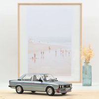 BMW M535i 1980 Blauw met decoratie 1:18 - Beperkte oplage 500 stuks