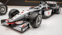 McLAREN - F1 MERCEDES MP4/13 N 8 WORLD CHAMPION WINNER JAPAN GP (with pilot figure) 1998 MIKA HAKKINEN McLAREN - F1 MERCEDES MP4/13 N 8 WORLD CHAMPION WINNER JAPAN GP (with pilot figure) 1998 MIKA HAKKINEN