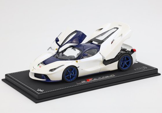 Ferrari LaFerrari 2012 apribile diecast - SPECIAL PACK Bianco Birdcage -Carbon blu // vitrine inclus