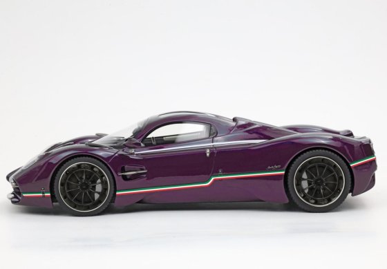 Pagani Utopia Coupe Viola Hong Kong con bandiera italiana