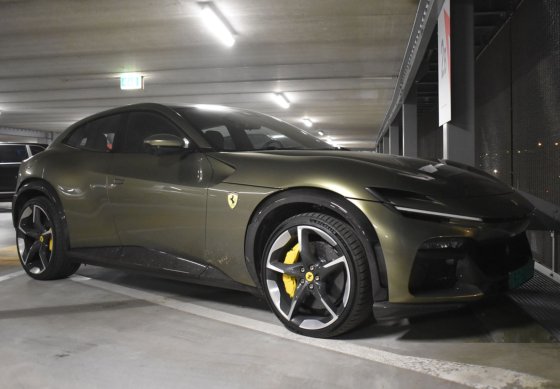 Ferrari Purosangue - tetto panoramico 2023 Verde Volterra