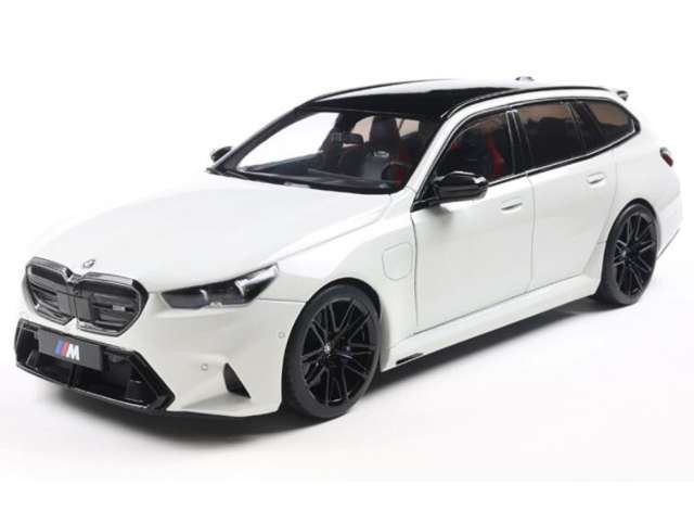 BMW M5 Touring (G99), Alpine white