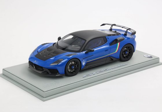 Maserati GT2 Stradale Blu Infinito con bandiera italiana