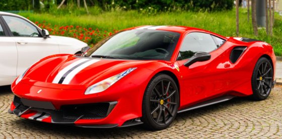 Ferrari 488 PISTA Rosso Corsa con cerchi carbonio e alettone