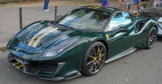 Ferrari 488 PISTA Verde British con striscia oro