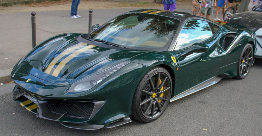 Ferrari 488 PISTA Verde British con striscia oro