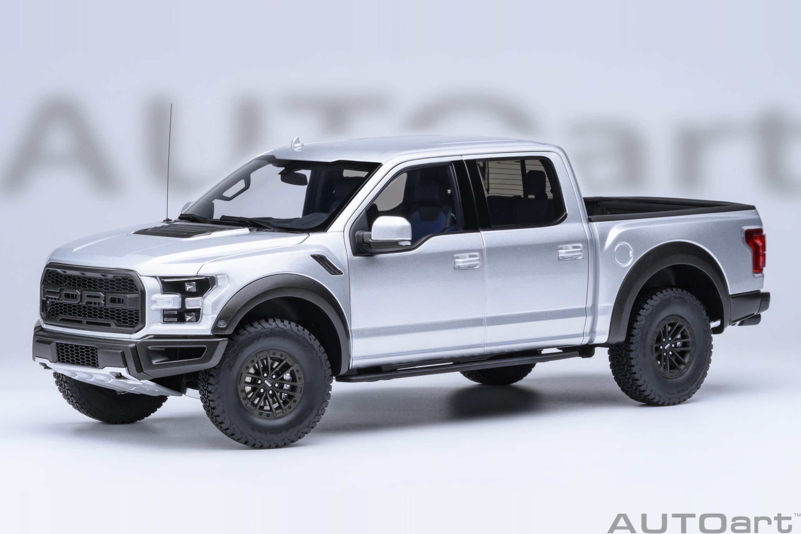 Ford F-150 Raptor Supercrew 2019 (Ingot Silver)