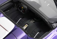 Ferrari Daytona SP3 Serie Icona Tetto aperto Viola Dino e striscia bianca