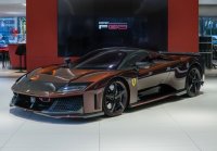 Ferrari F80 Rosso Magma opaco con dettagli gialli