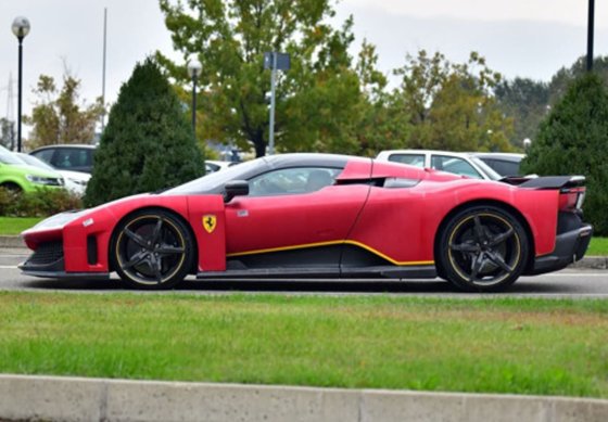 Ferrari F80 Rosso Magma opaco con dettagli gialli