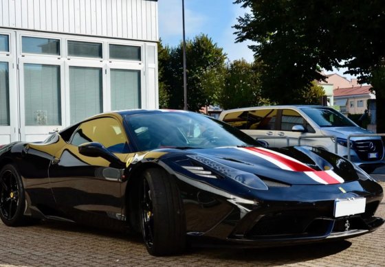 Ferrari 458 Speciale Nero DS with striscia rosso - bianco