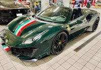 Ferrari 488 Pista Spider Verde British con bandiera italiana