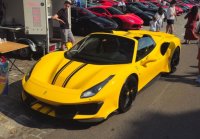 Ferrari 488 Pista Spider Giallo Modena con due strisce nere