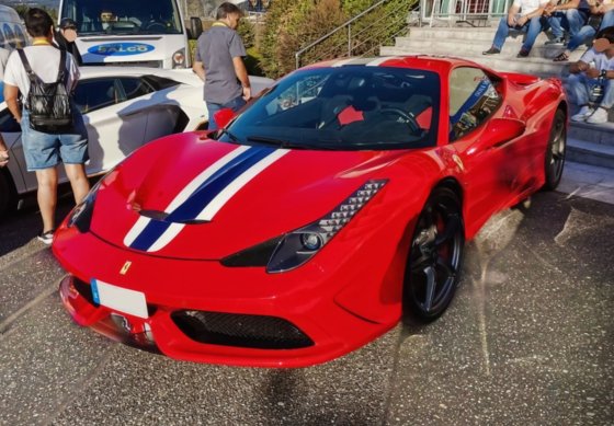 Ferrari 458 Speciale Rosso Corsa con striscia bianco blu