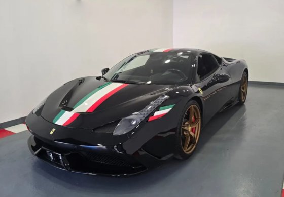 Ferrari 458 Speciale Nero DS con bandiera italia