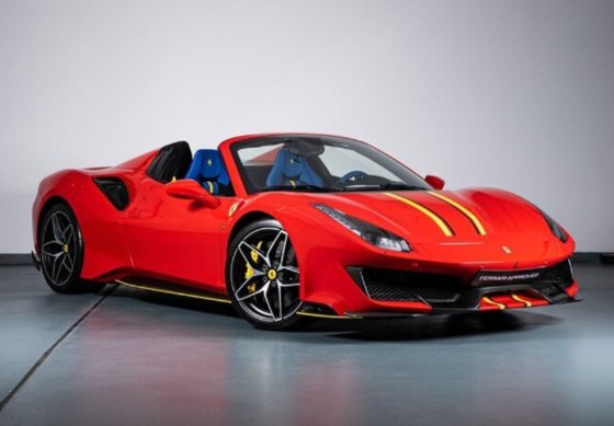 Ferrari 488 Pista Spider Rosso Corsa con due strisce gialle