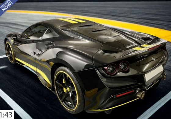 Ferrari F8 Tributo nero daytona metallizzato con strisce gialle