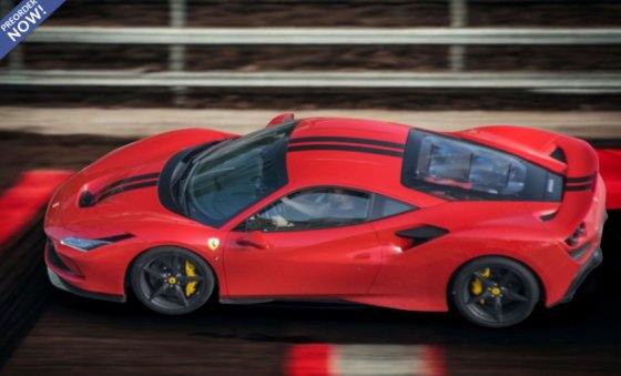 Ferrari F8 Tributo rosso corsa 322 con livrea a strisce nere
