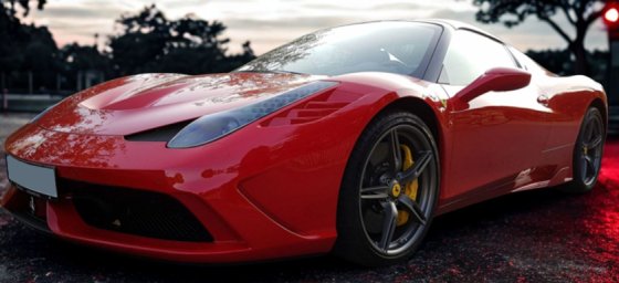 Ferrari 458 Speciale Een spider Rosso Corsa met zwarte rolbeugel